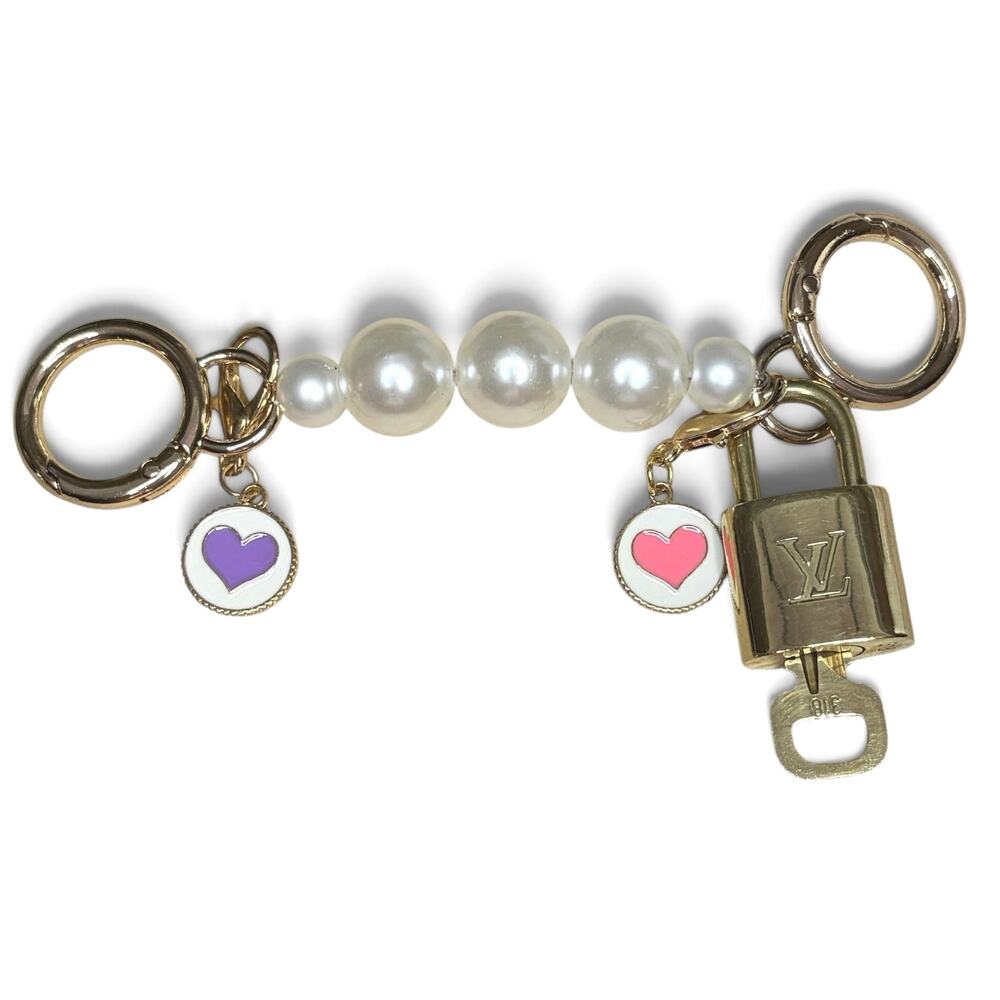 Louis Vuitton Lock & Key #318 w/a Pearl Bar & Pink Purple Heart Charms Keychain